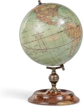 Vintage Globus von Weber Costello aus dem Jahr 1921 mit detailreicher Weltkarte, Messingmeridian und gedrechseltem Holzsockel auf weißem Hintergrund
